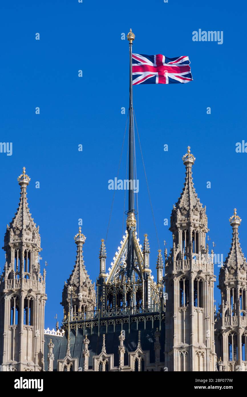Una bandiera di Union Jack che vola da, la Victoria Tower, il Palazzo di Westminster comunemente noto come le Camere del Parlamento, che è il luogo di incontro del Foto Stock