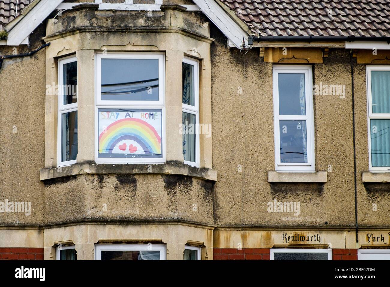 Chippenham, Wiltshire UK, 16 aprile 2020. Con la nazione dovuta ancora una volta a fare applaudire per mostrare il loro sostegno per l'NHS stasera, un disegno di un arcobaleno (un simbolo di sostegno per le persone che vogliono mostrare solidarietà con i lavoratori NHS) è illustrato nella finestra frontale di una casa a Chippenham, Wiltshire. Credit: Lynchpics/Alamy Live News Foto Stock