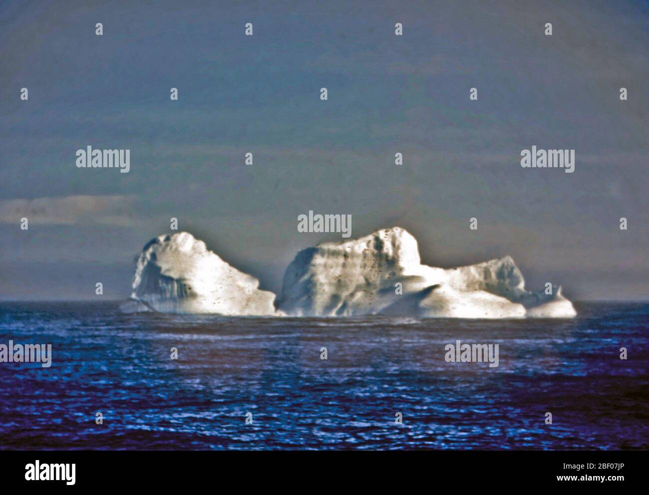 (1 maggio 1959) un iceberg galleggia nell'Atlantico settentrionale come visto durante una pattuglia di ghiaccio internazionale della Guardia Costiera degli Stati Uniti. Foto Stock