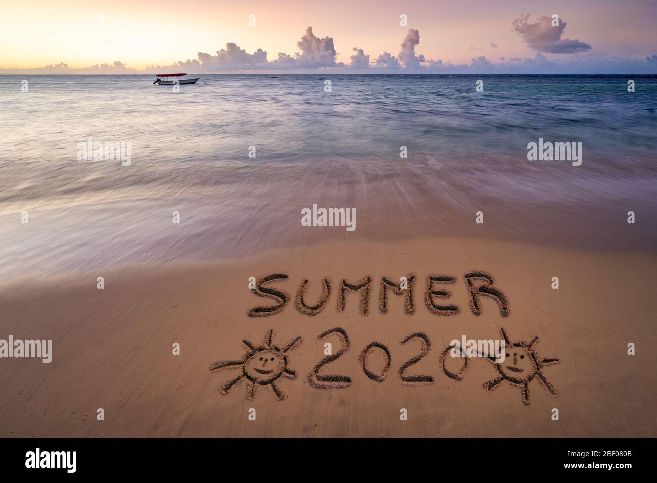 Estate 2020 scritta a mano sulla spiaggia di sabbia al tramonto, relax e concetto estivo, spiaggia repubblica Dominicana. Foto Stock