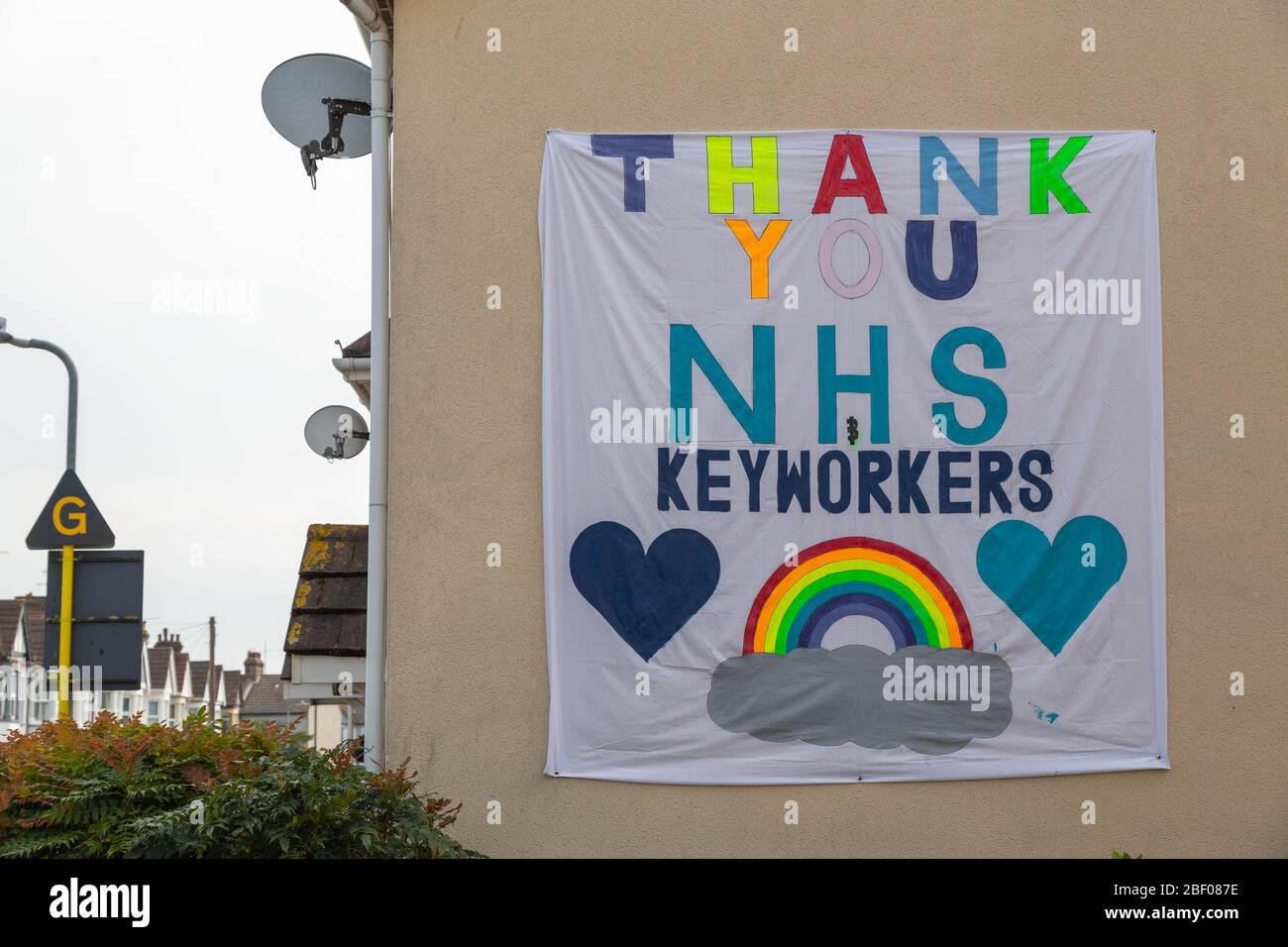 Southend-on-Sea, Regno Unito. 16 Apr 2020. Un grazie banner sul lato di una casa vicino al lungomare a Southend. Un ringraziamento a messaggi a Southend, ai principali lavoratori durante la pandemia di coronavirus. Penelope Barritt/Alamy Live News Foto Stock