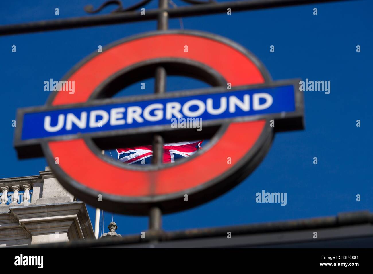 Union Jack che vola sul HM Revenue & Customs Building, 100 Parliament St, Westminster, con un cartello della metropolitana. Londra, Regno Unito. 21 Mar 2017 Foto Stock
