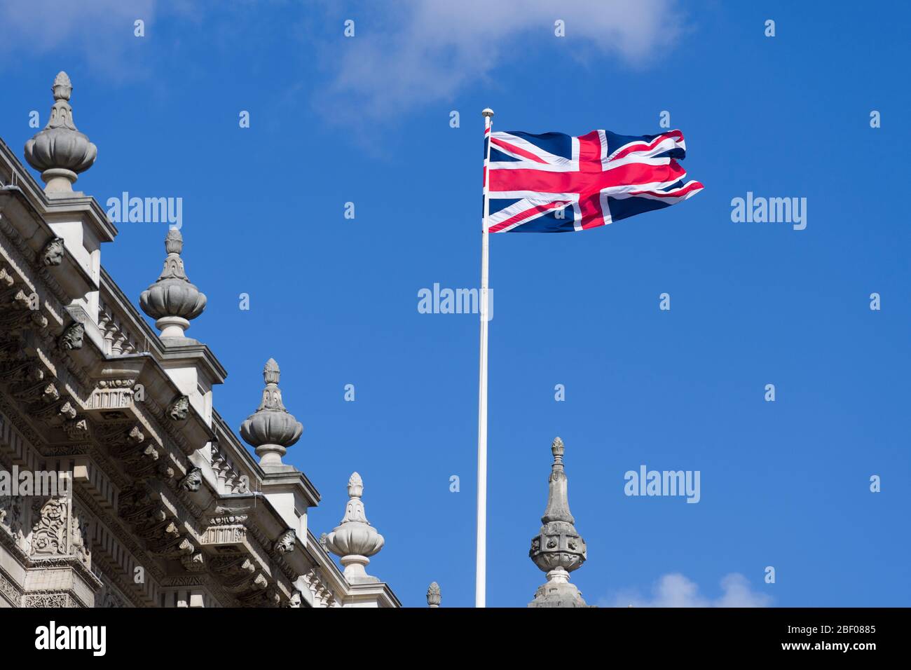 Union Jack che vola sul, Foreign Office Building, Whitehall, Westminster. Londra. L'Ufficio degli Esteri e del Commonwealth (FCO), comunemente chiamato F Foto Stock