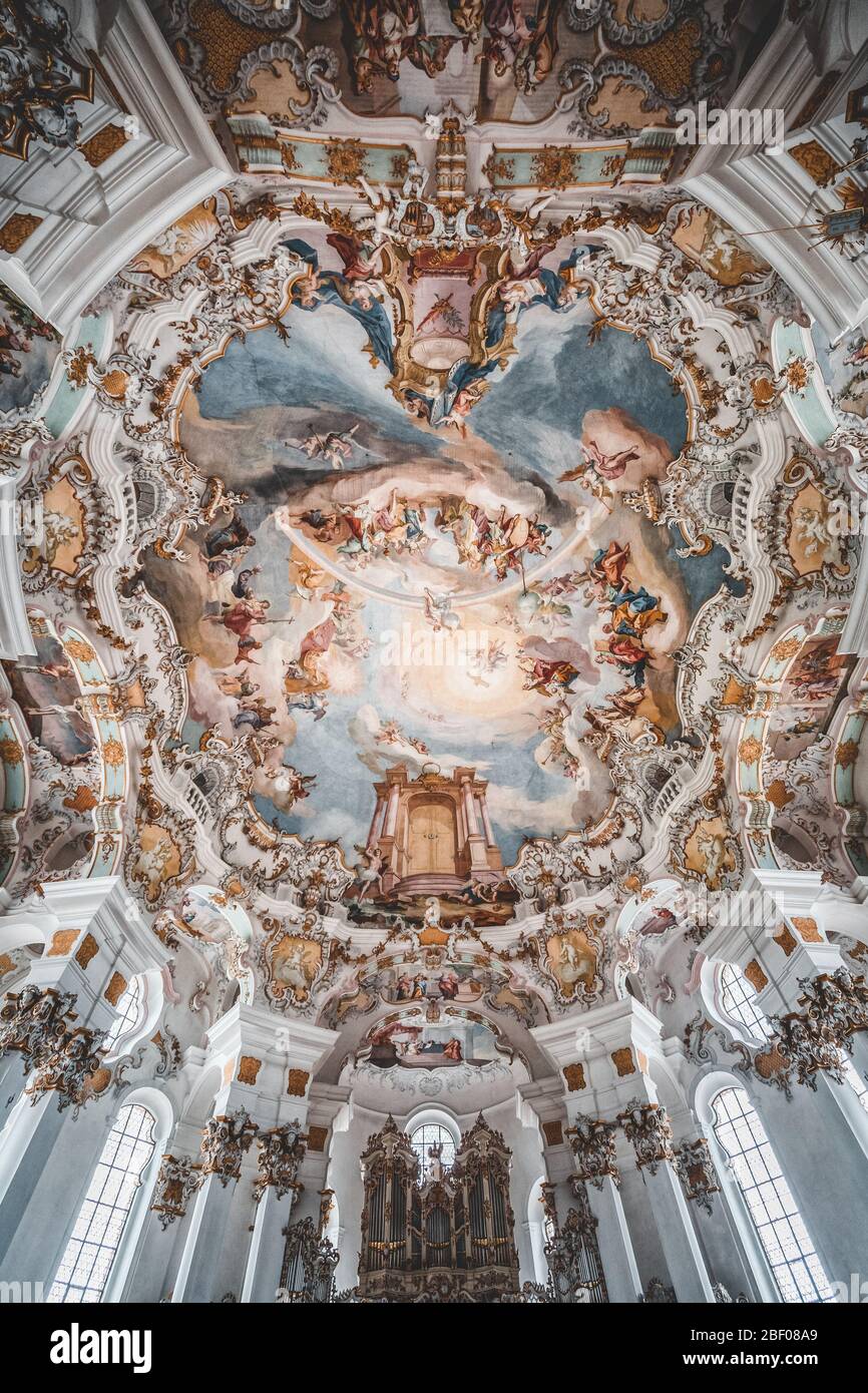 1 febbraio 2020 - Steingaden, Germania: Fisheye stile rococo cupola fresquo soffitto con tromp-l'oeil in pellegrinaggio Chiesa di Wies, Wieskirche Foto Stock