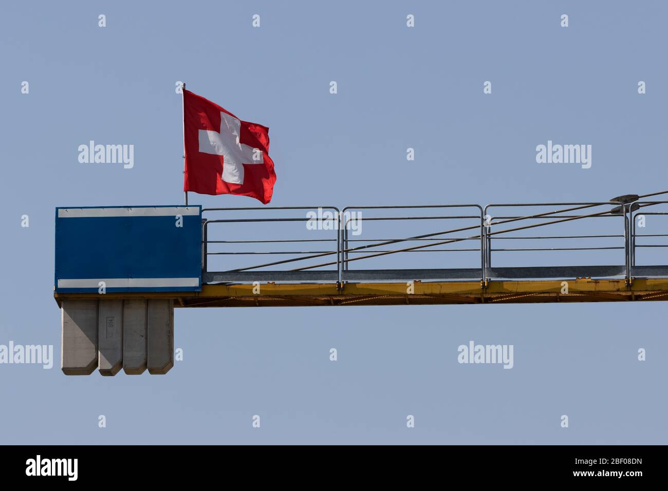 Grande gru industriale gialla con bandiera svizzera, con spazio per logo e testi Foto Stock