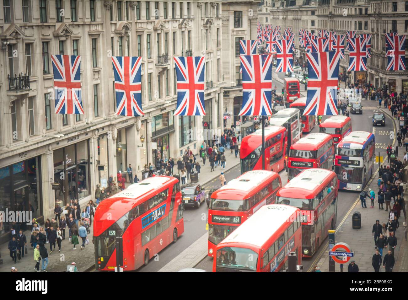 Londra - gli amanti dello shopping camminano su Regent Street, una destinazione di riferimento famosa per i suoi molti marchi di moda Foto Stock