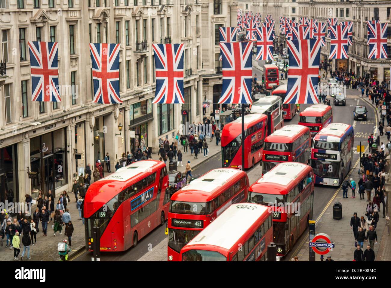 Londra - gli amanti dello shopping camminano su Regent Street, una destinazione di riferimento famosa per i suoi molti marchi di moda Foto Stock