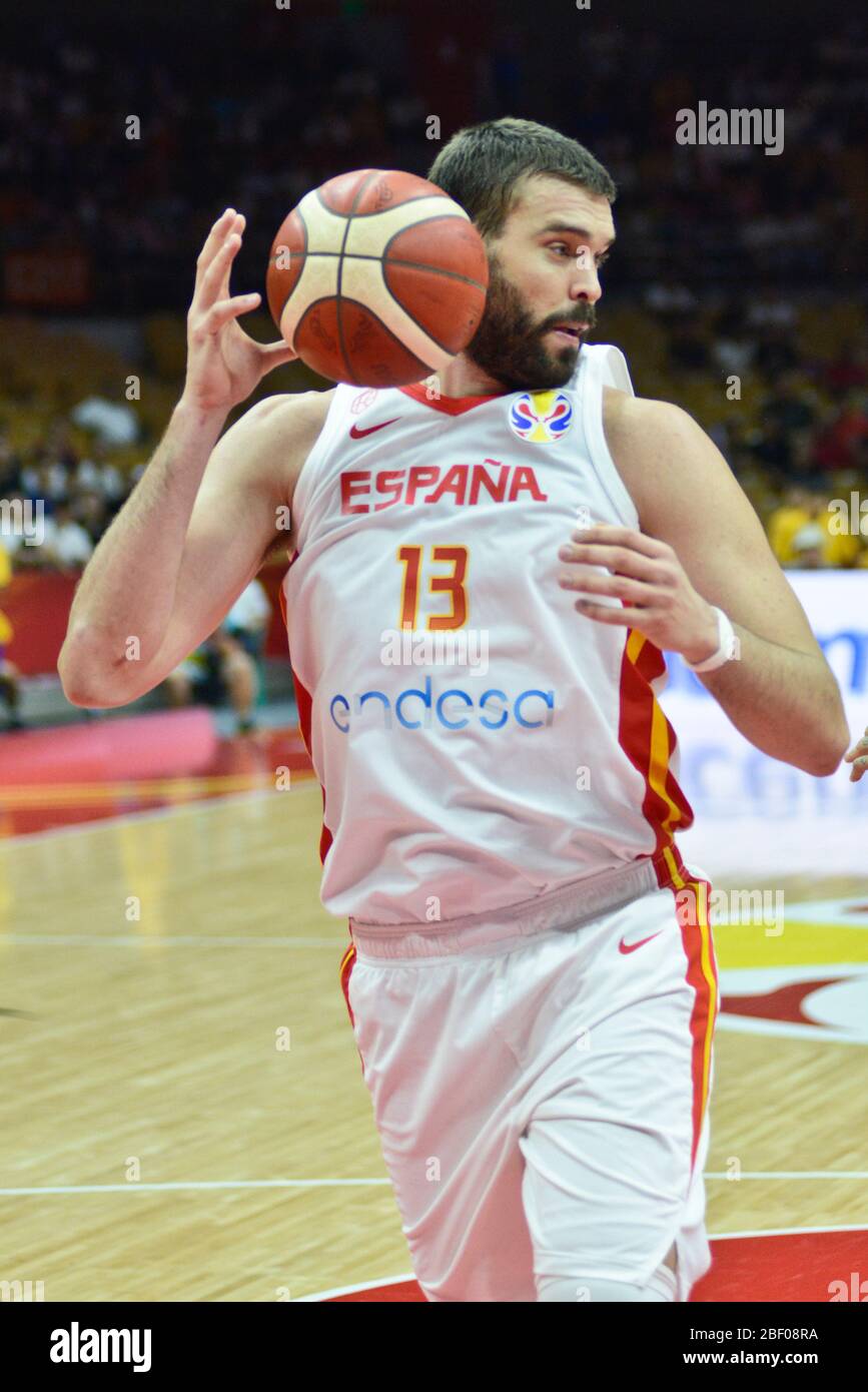 Marc Gasol (Spagna) ha preso una rimbalza contro la Serbia. Coppa del mondo di pallacanestro Cina 2019, secondo turno Foto Stock