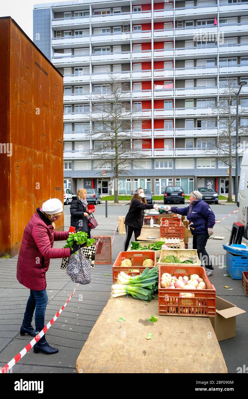 Dieppe (Francia settentrionale) il 2 marzo 2020: Focolaio di coronavirus e quarantena. Mercato ancora autorizzato nel distretto di Neuville-ls-Dieppe Foto Stock