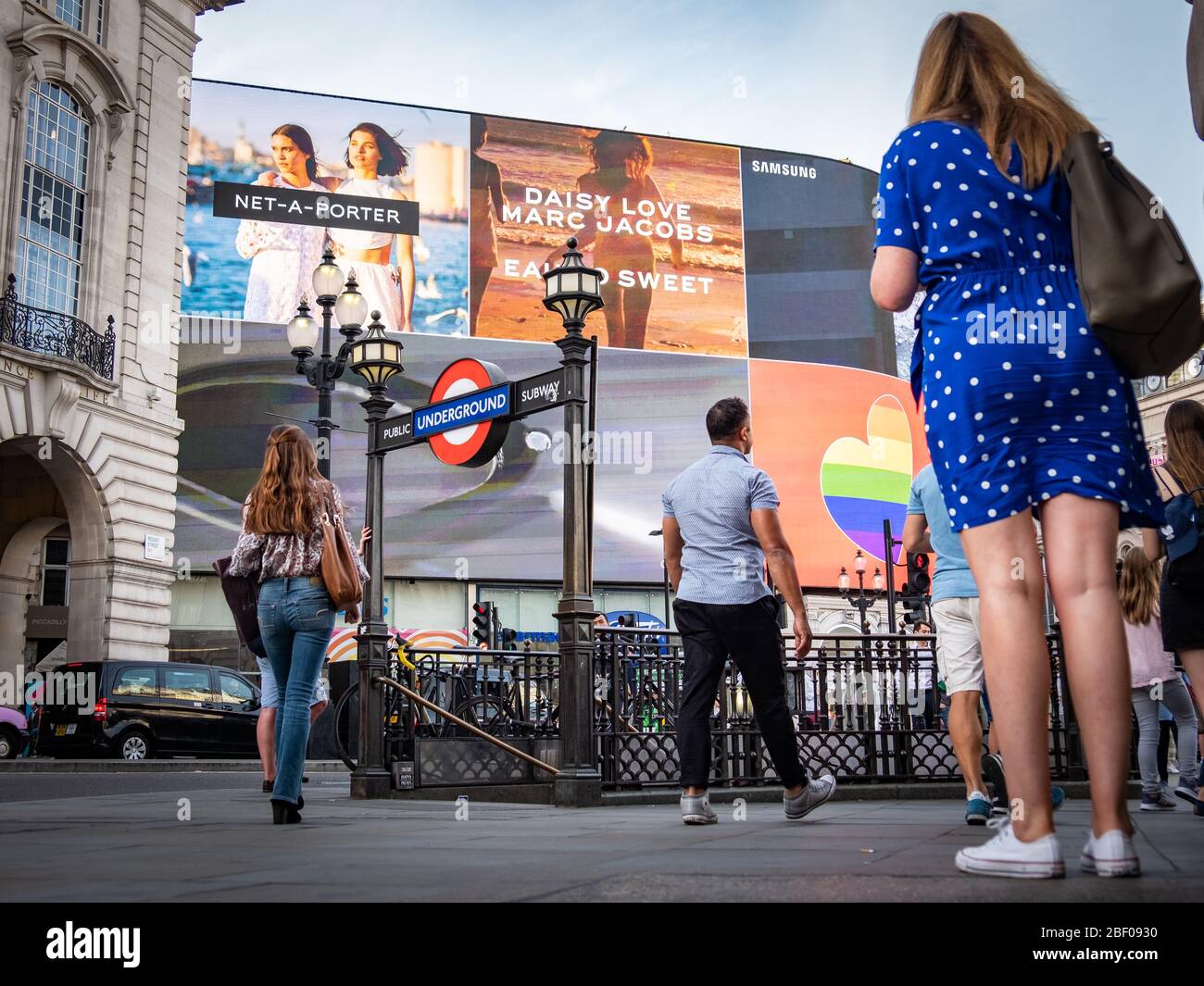 Londra - gli amanti dello shopping camminano su Regent Street, una destinazione di riferimento famosa per i suoi molti marchi di moda Foto Stock