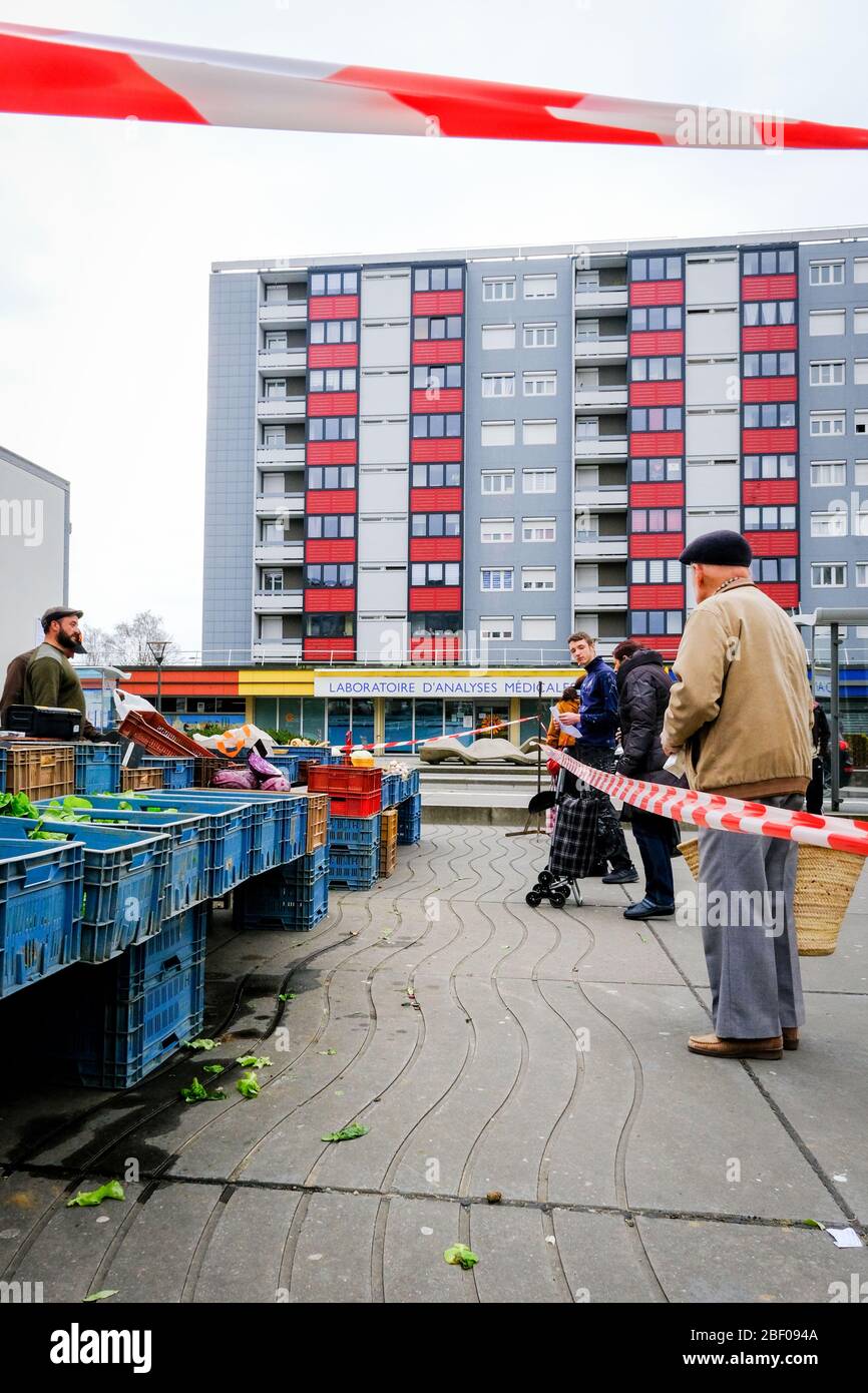 Dieppe (Francia settentrionale) il 2 marzo 2020: Focolaio di coronavirus e quarantena. Mercato ancora autorizzato nel distretto di Neuville-ls-Dieppe Foto Stock