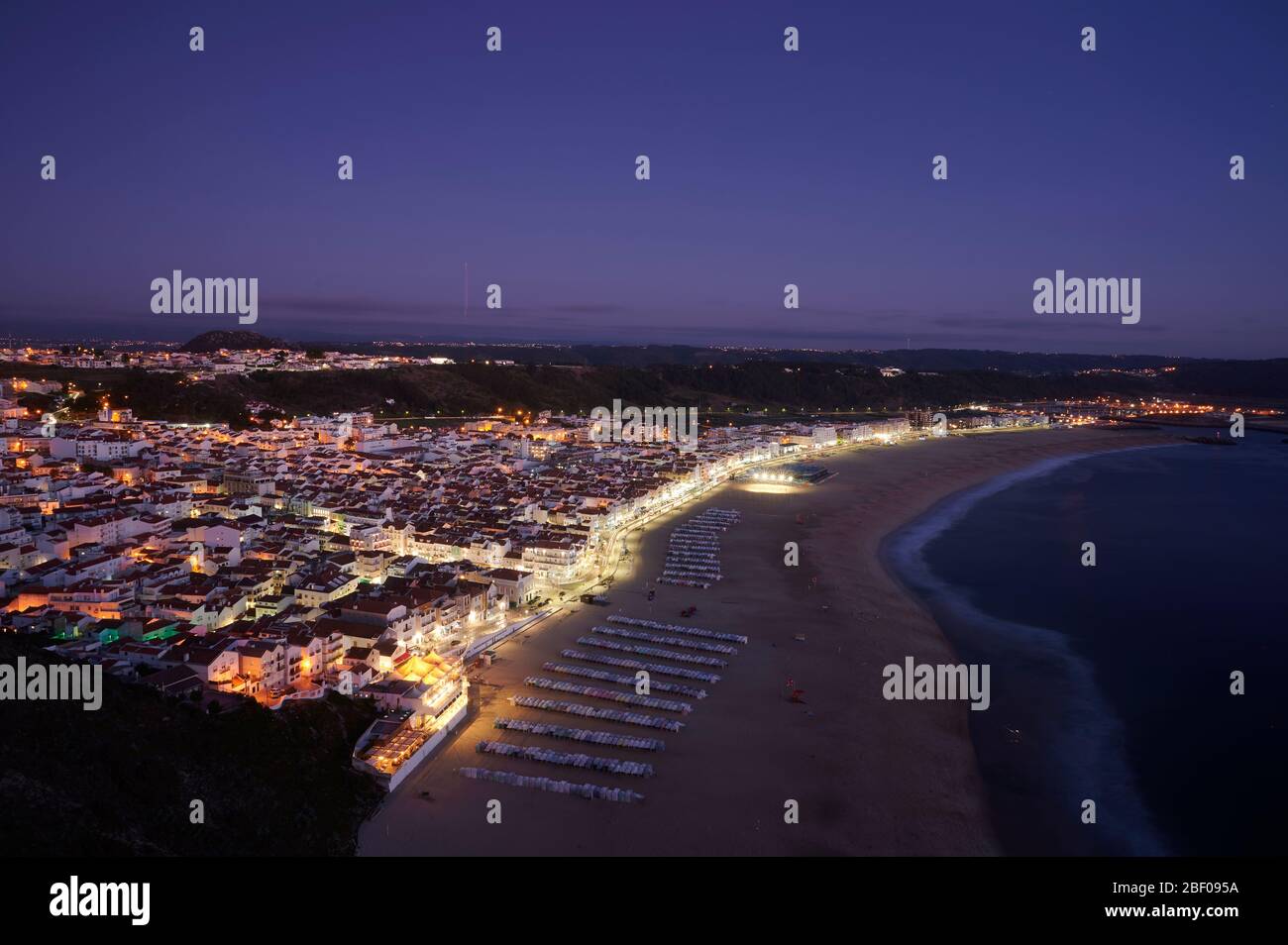 Vista alla fine della giornata sulla città e la spiaggia di Nazaré Foto Stock