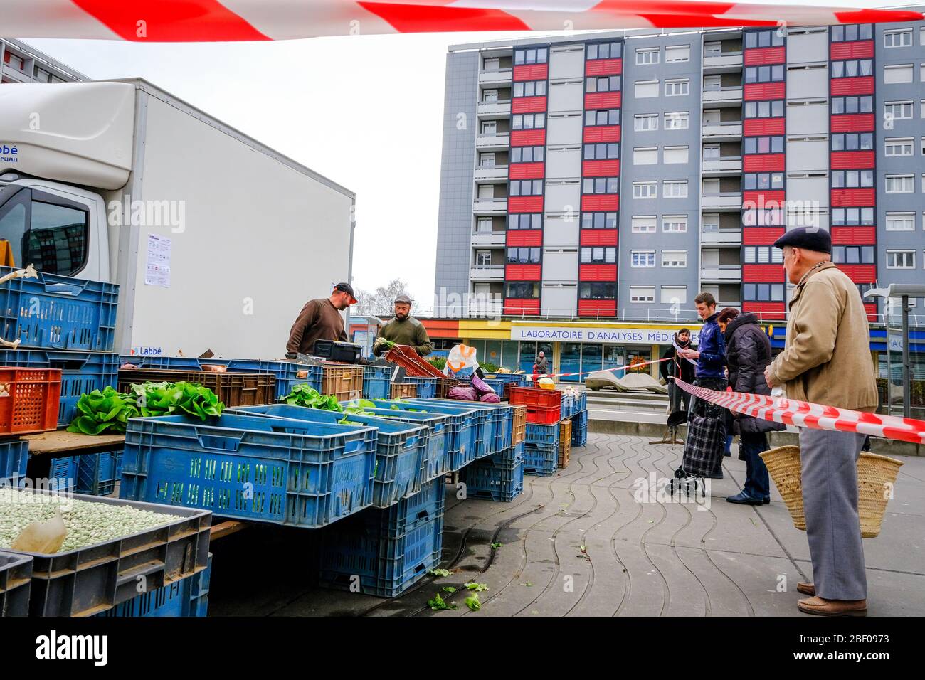 Dieppe (Francia settentrionale) il 2 marzo 2020: Focolaio di coronavirus e quarantena. Mercato ancora autorizzato nel distretto di Neuville-ls-Dieppe Foto Stock