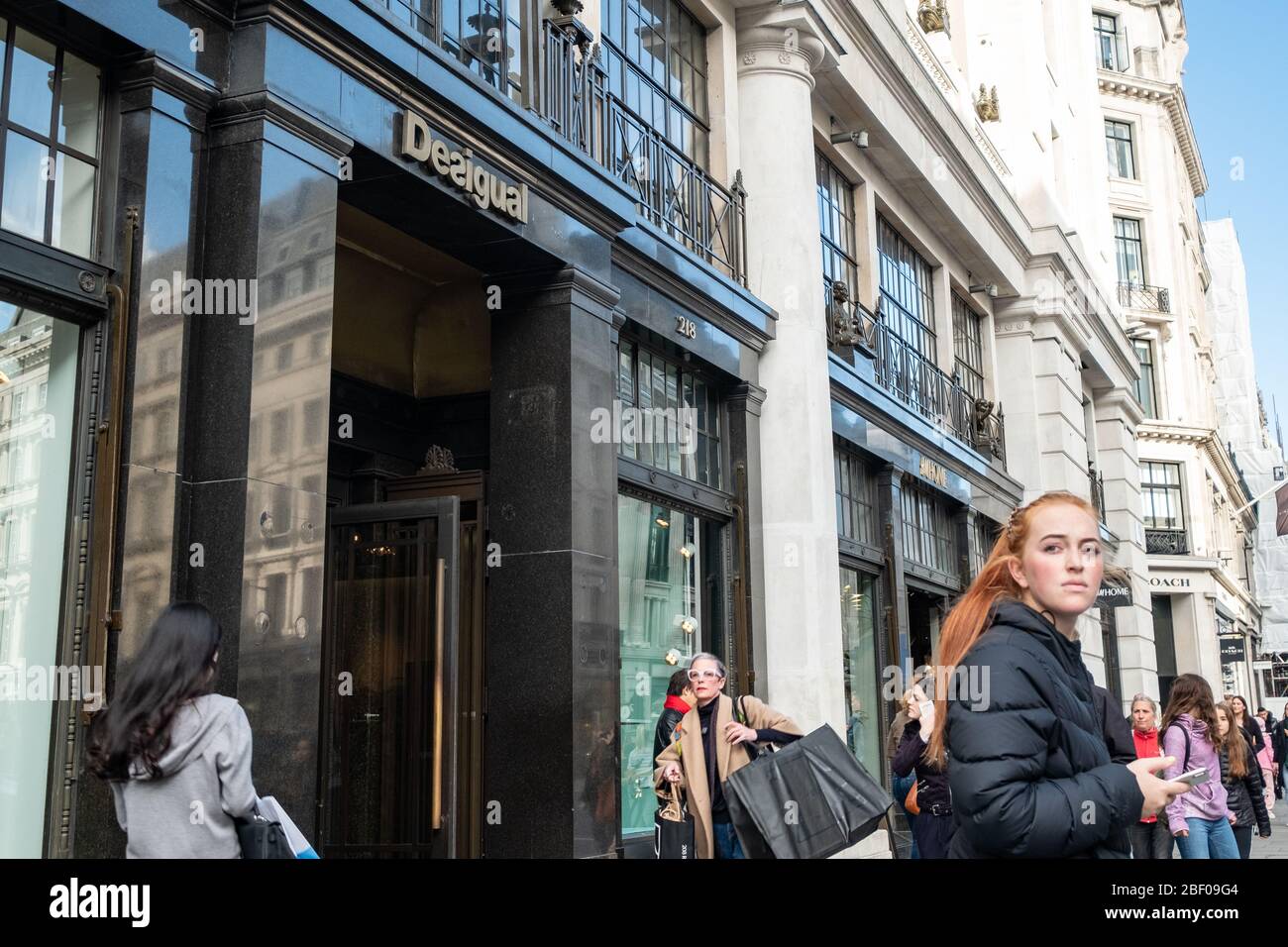 Londra - gli amanti dello shopping camminano su Regent Street, una destinazione di riferimento famosa per i suoi molti marchi di moda Foto Stock