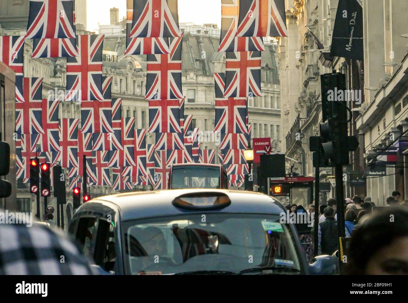 LONDRA - bandiere britanniche su Regent Street, una destinazione di riferimento per il commercio al dettaglio nel West End di Londra Foto Stock