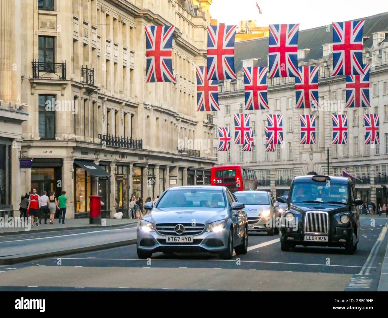 LONDRA - bandiere britanniche su Regent Street, una destinazione di riferimento per il commercio al dettaglio nel West End di Londra Foto Stock