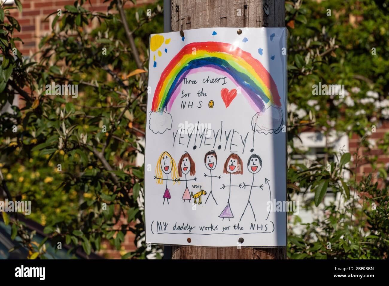Opere d'arte per bambini arcobaleno per mostrare sostegno agli operatori sanitari e all'NHS durante l'epidemia di coronavirus (Covid-19), aprile 2020. Foto Stock