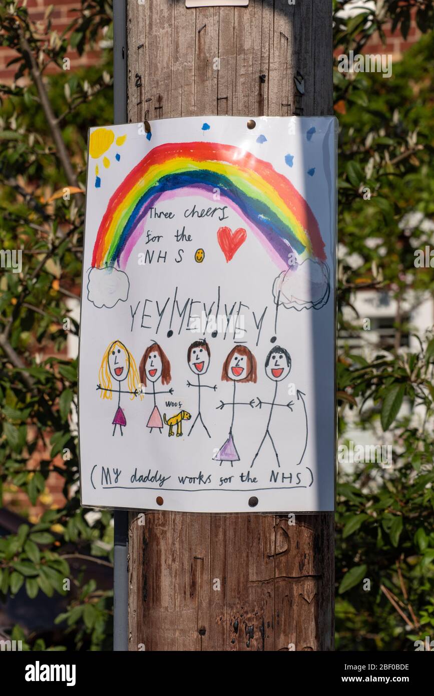 Opere d'arte per bambini arcobaleno per mostrare sostegno agli operatori sanitari e all'NHS durante l'epidemia di coronavirus (Covid-19), aprile 2020. Foto Stock