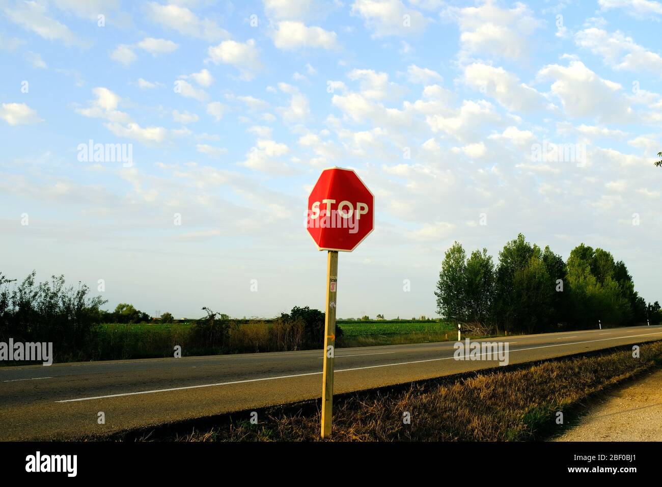 Cartello di arresto centrato sul lato di una strada, camion de santiago, Spagna. Foto Stock