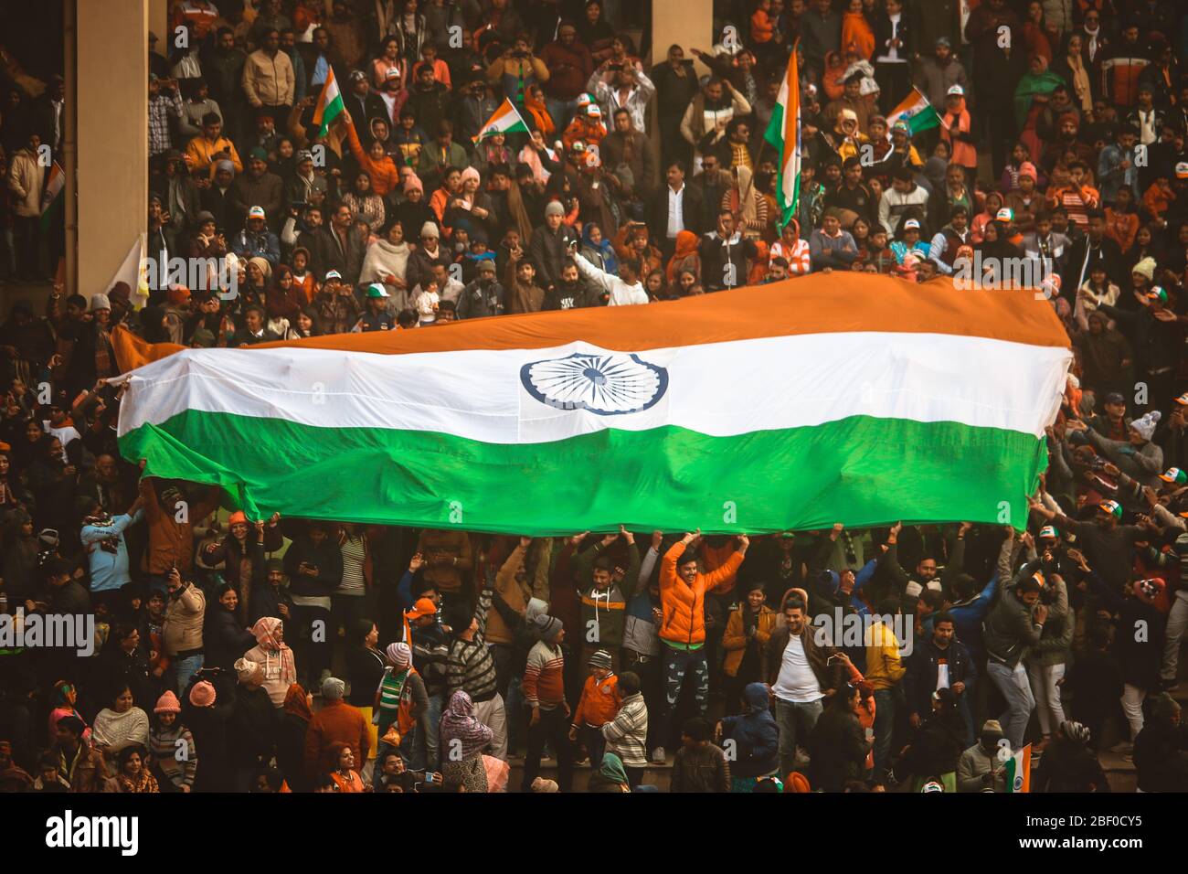 La gente indiana fa un'onda messicana al complesso di confine di Wagha, Amritsar Foto Stock