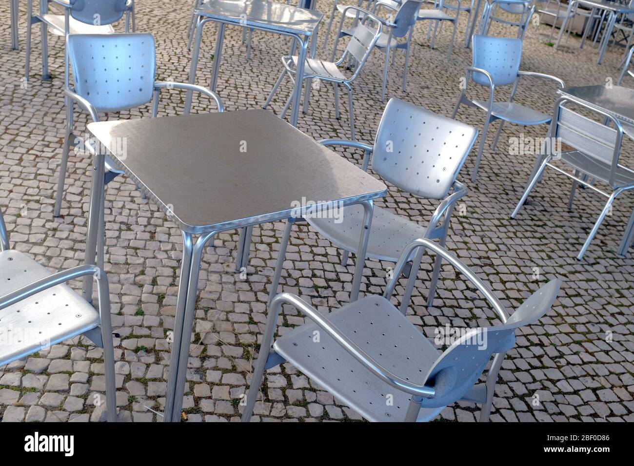 Sedie e tavoli vuoti e moderni in una terrazza Foto Stock