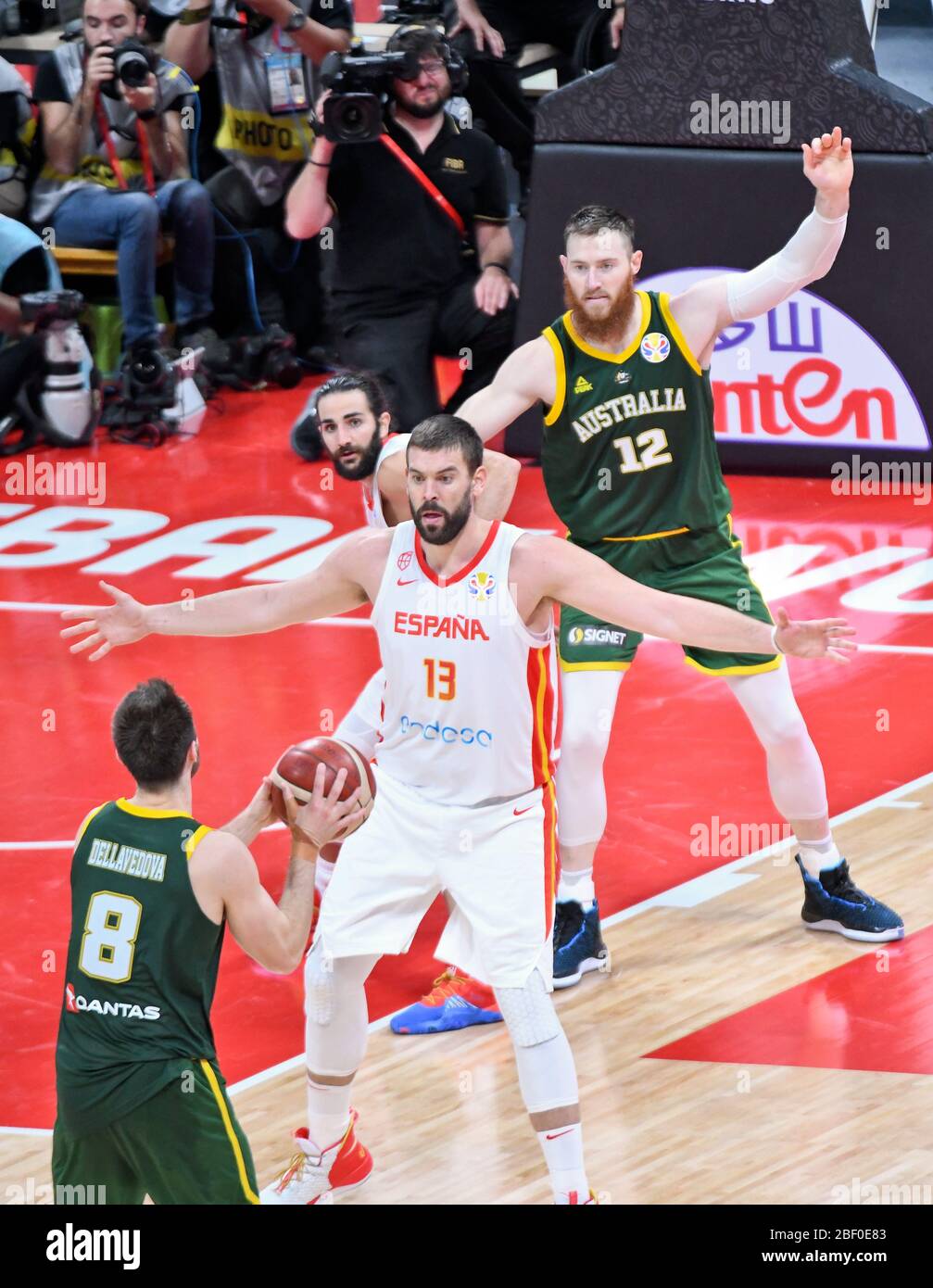 Mathew Dellavedova che vuole passare ad Aaron Baynes (Australia), difeso da Ricky Rubio e Marc Gasol. Spagna. FIBA Basketball World Cup Cina 2019 Foto Stock