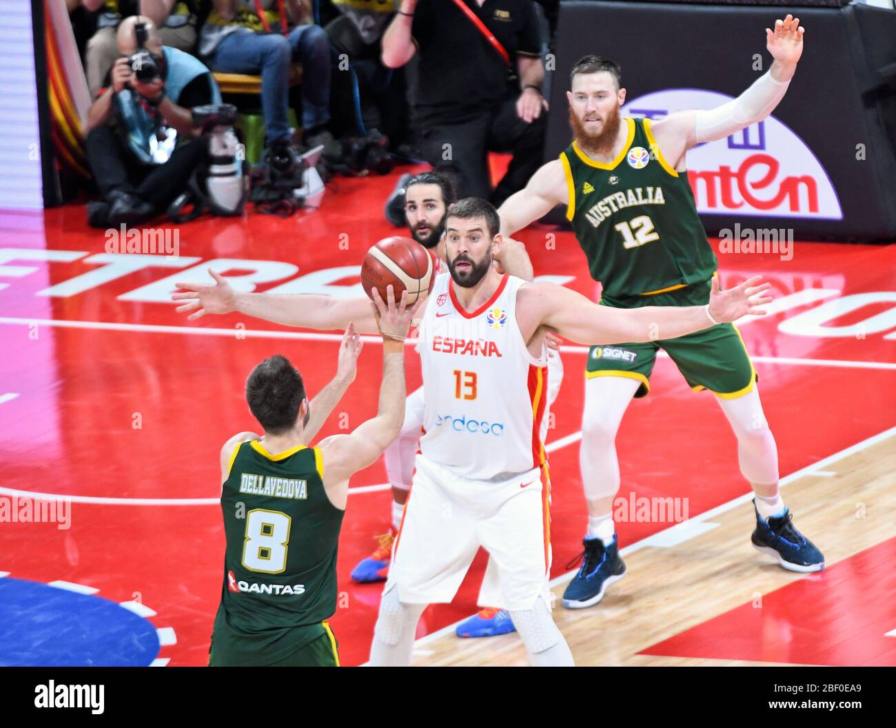 Mathew Dellavedova che vuole passare ad Aaron Baynes (Australia), difeso da Ricky Rubio e Marc Gasol. Spagna. FIBA Basketball World Cup Cina 2019 Foto Stock