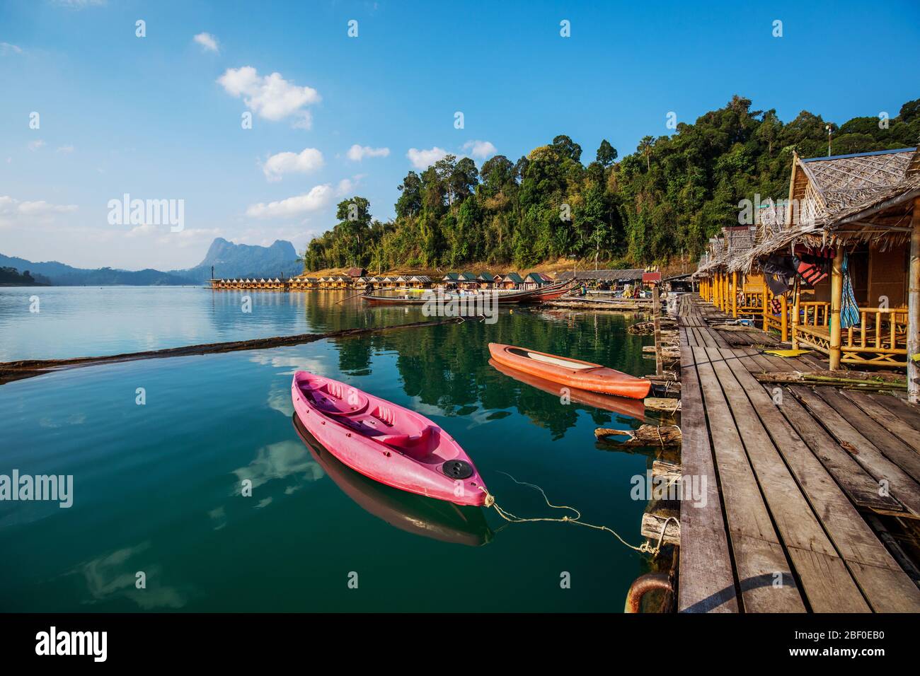 Tradizionale barca tailandese a coda lunga in legno sul lago Cheow LAN arrivo a bungalow galleggianti capanne nel Parco Nazionale di Khao Sok, Thailandia Foto Stock