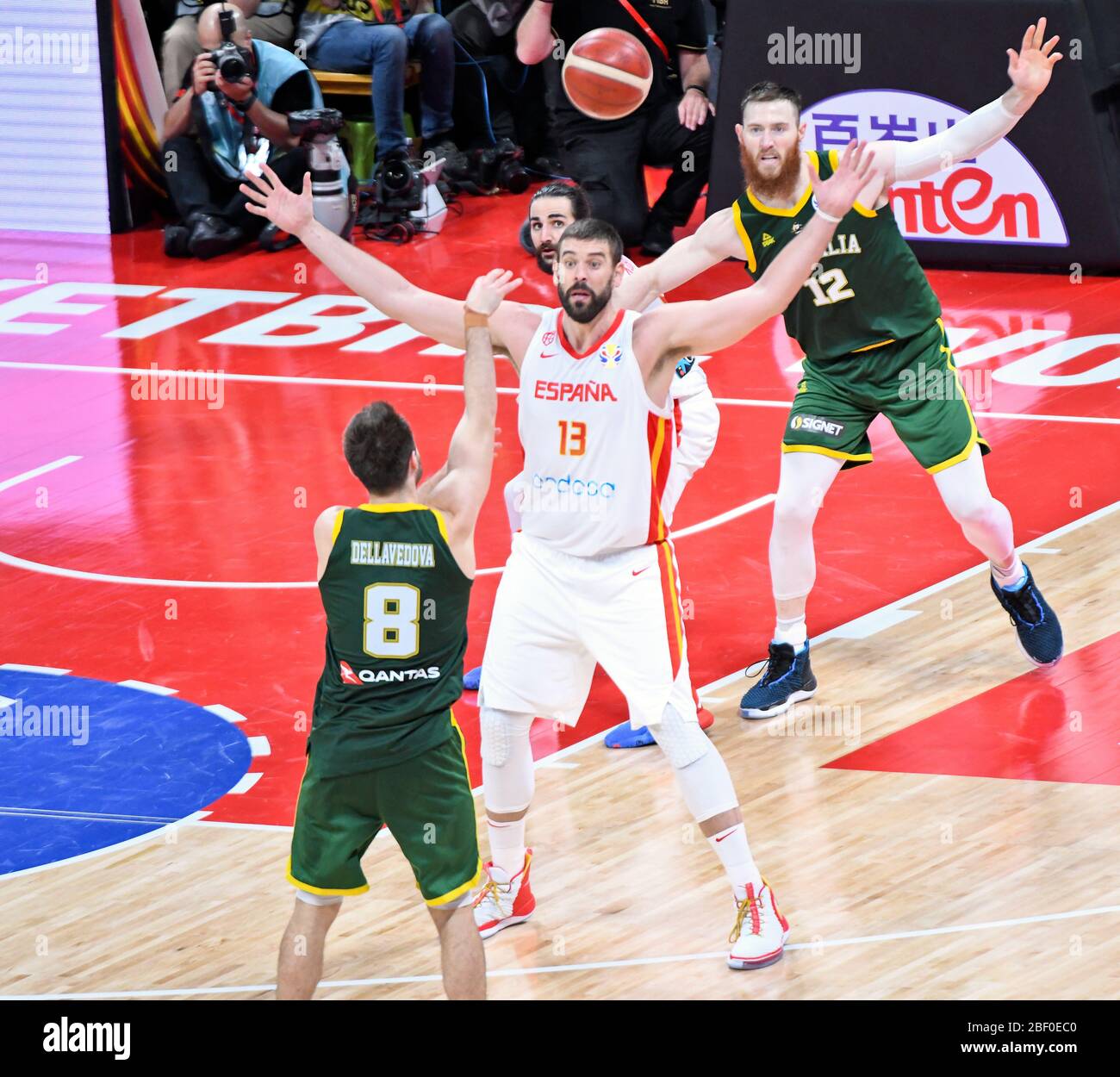 Mathew Dellavedova che vuole passare ad Aaron Baynes (Australia), difeso da Ricky Rubio e Marc Gasol. Spagna. FIBA Basketball World Cup Cina 2019 Foto Stock