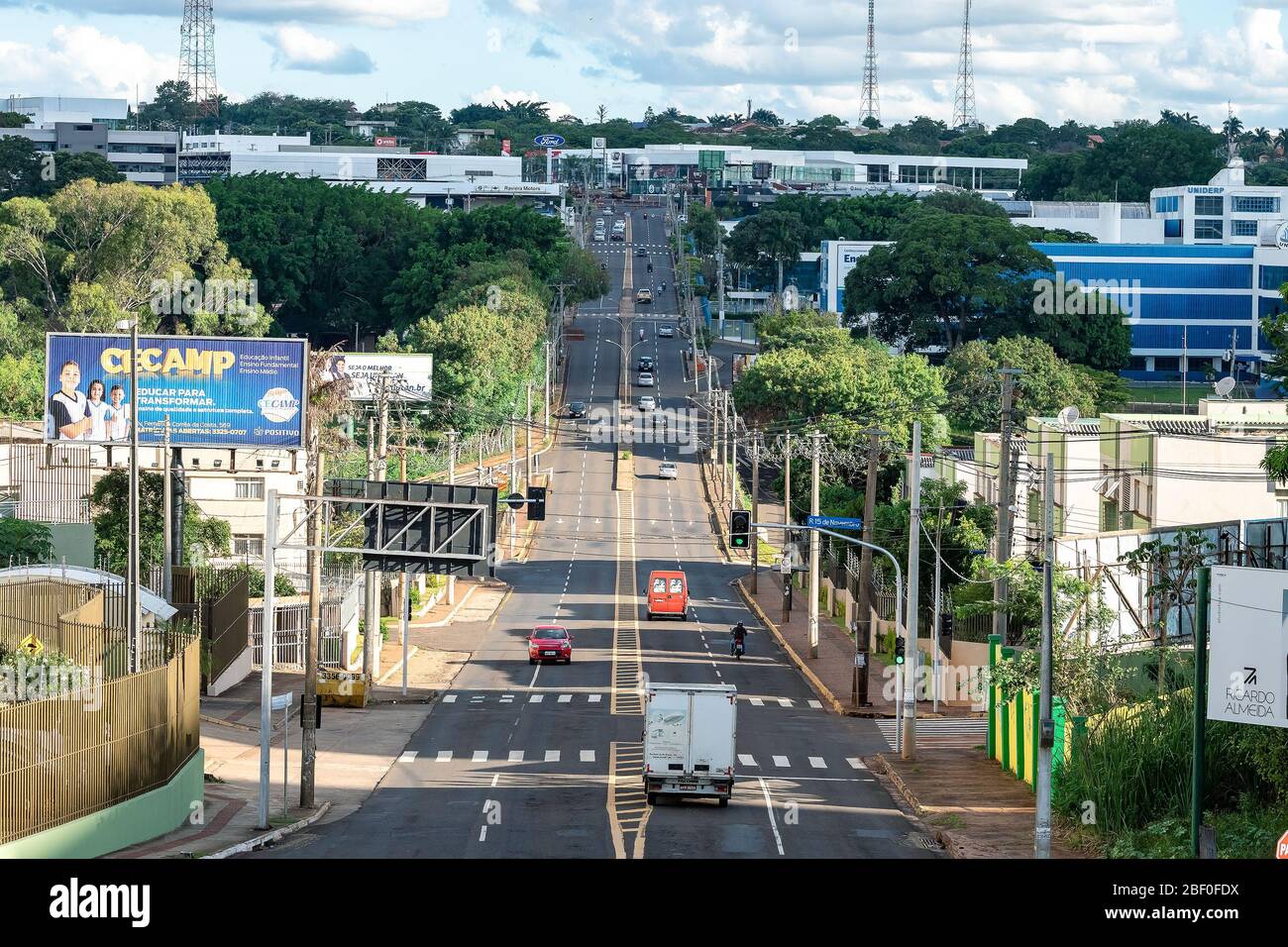 Campo Grande - MS, Brasile - 30 marzo 2020: Basso traffico di automobili su un lunedi a Ceara Avenue durante il periodo di quarantena del covid-19. Non è un tipo Foto Stock