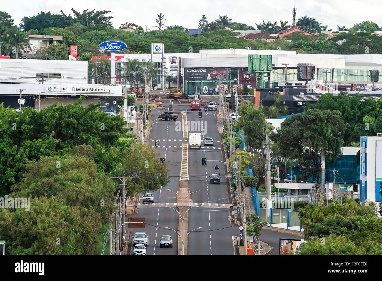 Campo Grande - MS, Brasile - 30 marzo 2020: Basso traffico di automobili su un lunedi a Ceara Avenue durante il periodo di quarantena del covid-19. Non è un tipo Foto Stock