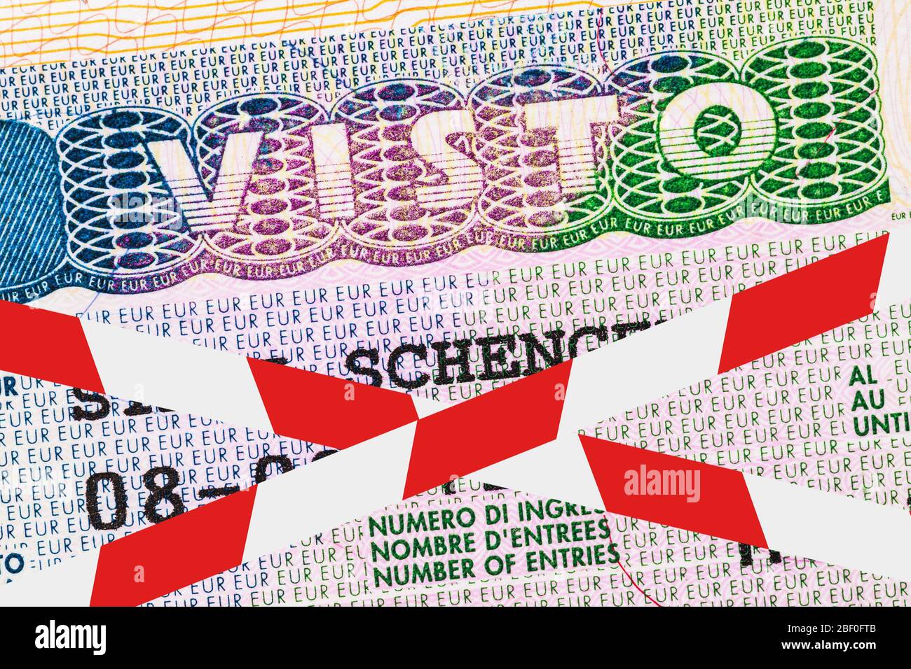 Il timbro del visto sul passaporto è barrato con un nastro di protezione. Concetto di divieto di ingresso nello spazio Schengen a causa del gruppo 19 Foto Stock