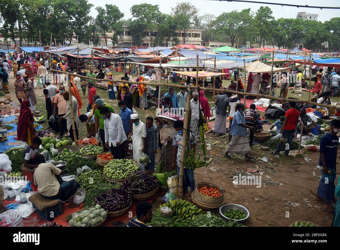 Savar , Dhaka 15 aprile 2020. La gente ancora ignora le distanze fisiche ad un mercato della cucina di fortuna sulla scuola di Ashulia e sul campo da gioco dell'università su Sava Foto Stock