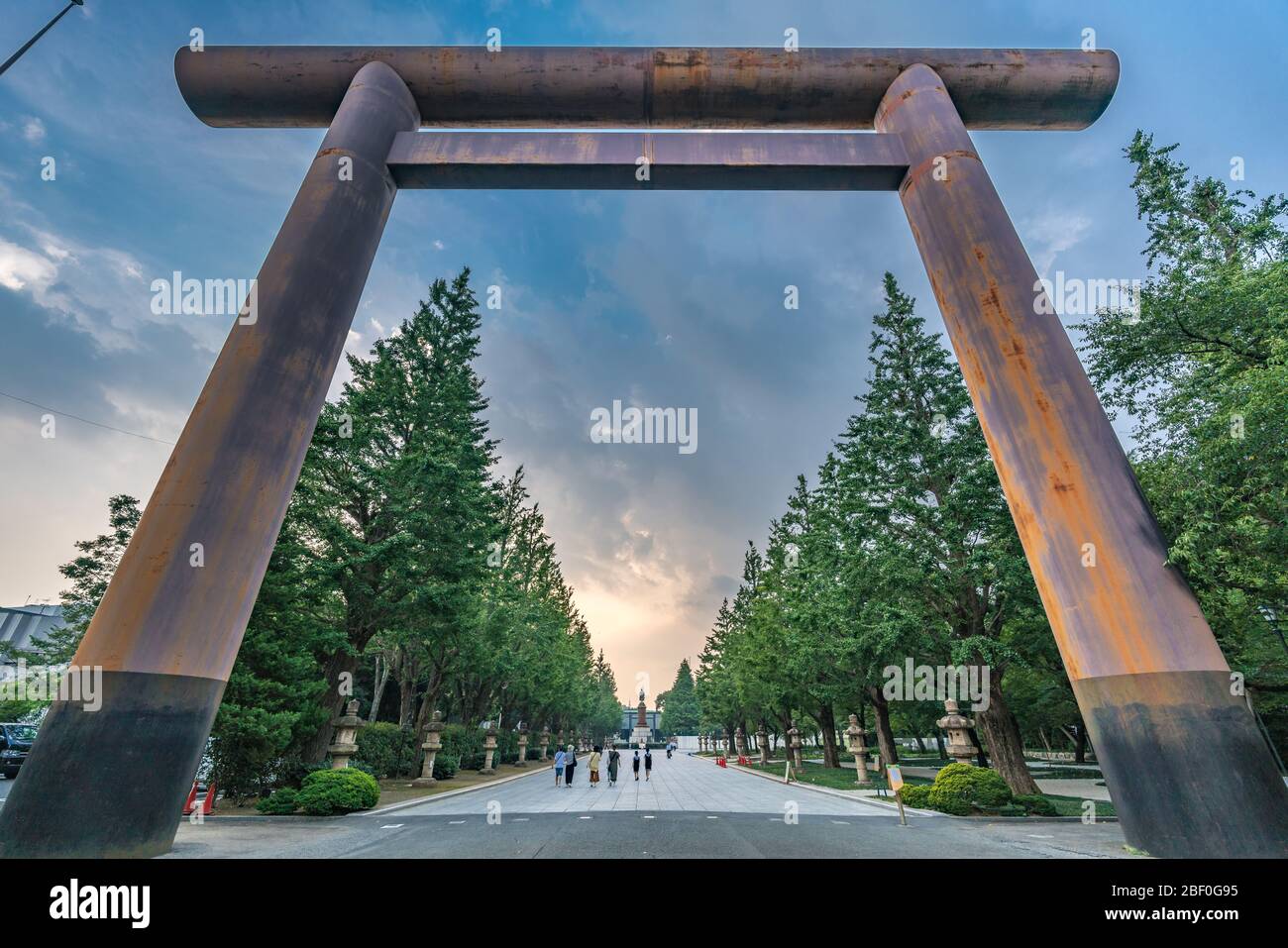 Tokyo - 3 agosto 2018 : porta principale di Torii al Santuario di Yasukuni. Il santuario di Shinto fondato dall'imperatore Meiji, commemora coloro che sono morti al servizio di Jap Foto Stock