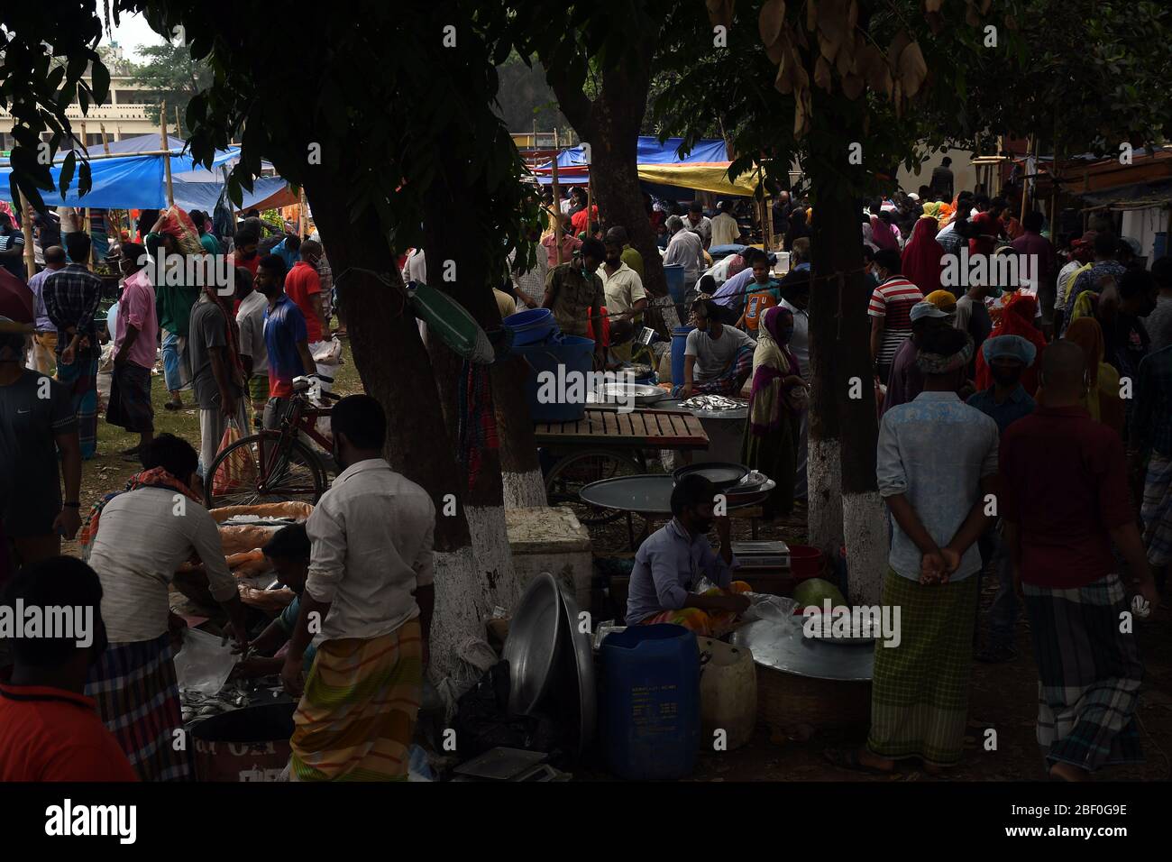 Savar , Dhaka 15 aprile 2020. La gente ancora ignora le distanze fisiche ad un mercato della cucina di fortuna sulla scuola di Ashulia e sul campo da gioco dell'università su Sava Foto Stock