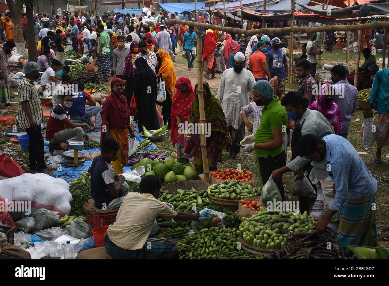 Savar , Dhaka 15 aprile 2020. La gente ancora ignora le distanze fisiche ad un mercato della cucina di fortuna sulla scuola di Ashulia e sul campo da gioco dell'università su Sava Foto Stock