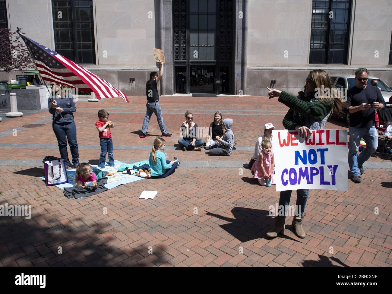 Washington, Stati Uniti. 16 Apr 2020. Persone con il gruppo riaprire Virginia tenere un pic-nic di protesta che chiede la fine del soggiorno Virginia a casa ordine messo in atto per limitare la diffusione di COVID-19, sui terreni del Campidoglio della Virginia a Richmond, Giovedi, 16 aprile 2020. Il gruppo sta chiamando Gov. Ralph Northam concluderà l'ordine esecutivo 53 con divieti di oltre 10. Foto Kevin Dietsch/UPI Credit: UPI/Alamy Live News Foto Stock