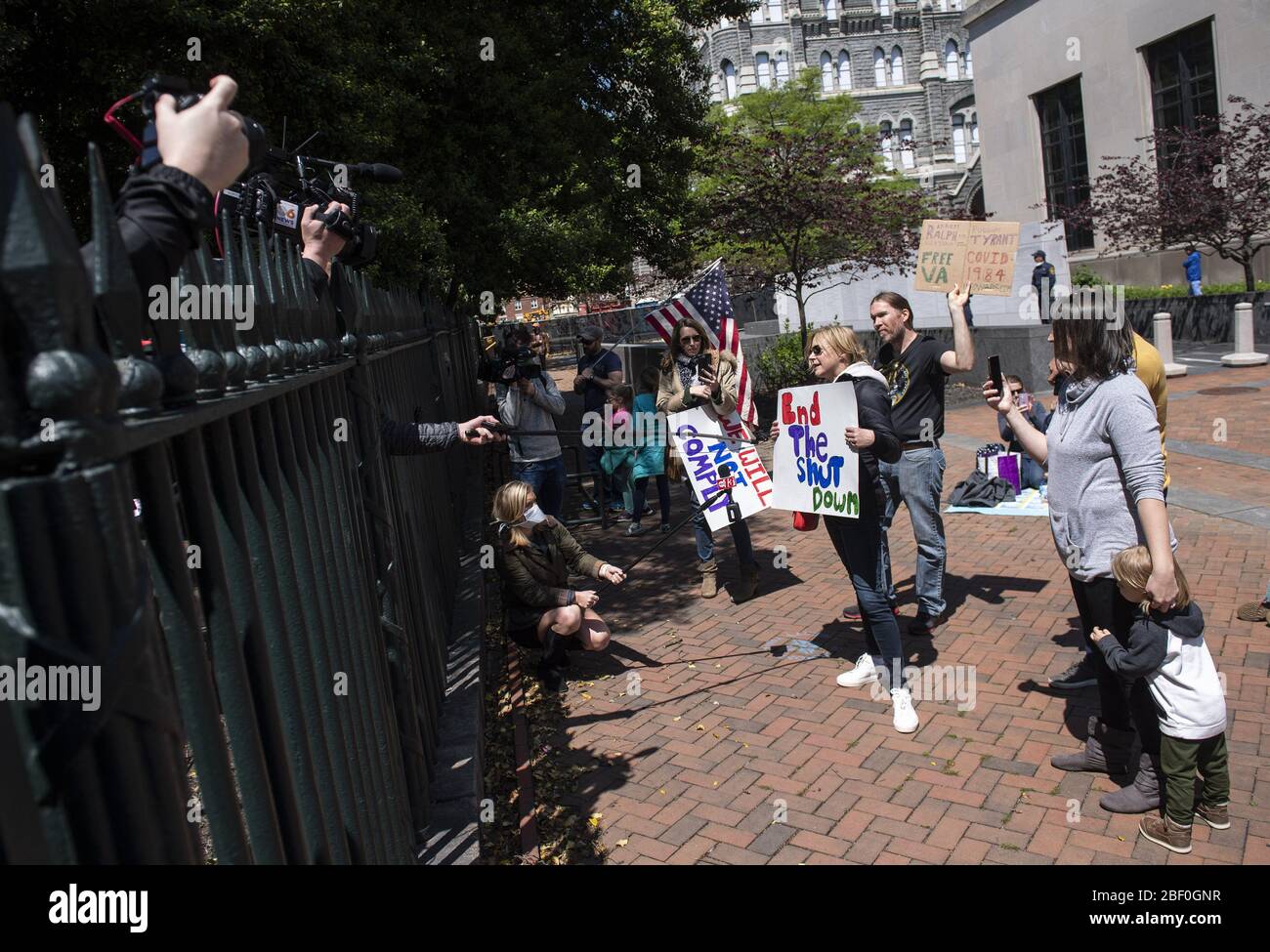 Washington, Stati Uniti. 16 Apr 2020. La gente partecipa ad una protesta organizzata dal gruppo riapre Virginia che chiede la fine del soggiorno Virginia a casa ordine messo in atto per limitare la diffusione del COVID-19, sui motivi del Campidoglio di Stato della Virginia a Richmond Giovedi, 16 aprile 2020. Il gruppo sta chiamando Gov. Ralph Northam concluderà l'ordine esecutivo 53 con divieti di oltre 10. Foto Kevin Dietsch/UPI Credit: UPI/Alamy Live News Foto Stock