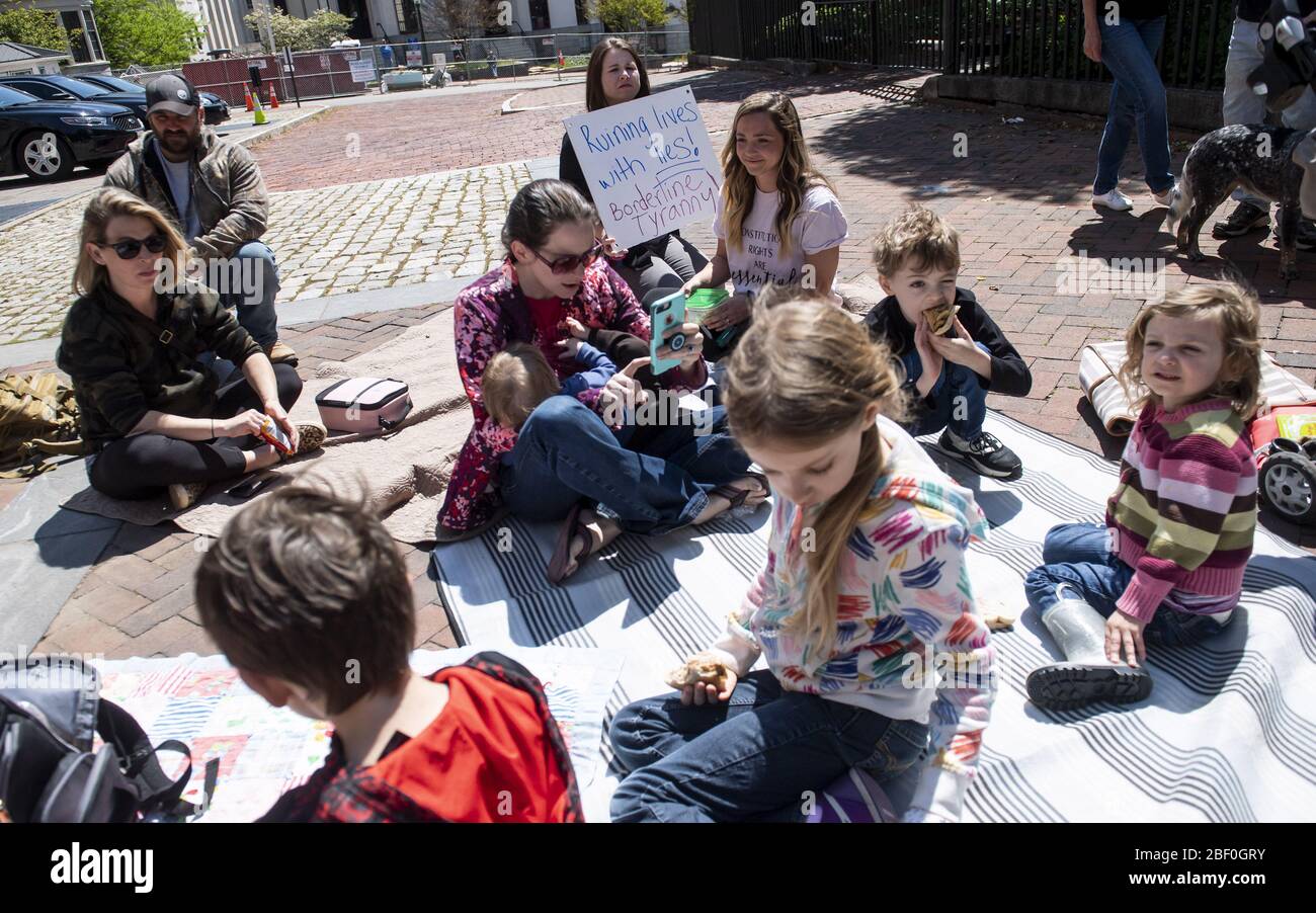 Washington, Stati Uniti. 16 Apr 2020. Persone con il gruppo riaprire Virginia tenere un pic-nic di protesta che chiede la fine del soggiorno Virginia a casa ordine messo in atto per limitare la diffusione di COVID-19, sui terreni del Campidoglio della Virginia a Richmond, Giovedi, 16 aprile 2020. Il gruppo sta chiamando Gov. Ralph Northam concluderà l'ordine esecutivo 53 con divieti di oltre 10. Foto Kevin Dietsch/UPI Credit: UPI/Alamy Live News Foto Stock