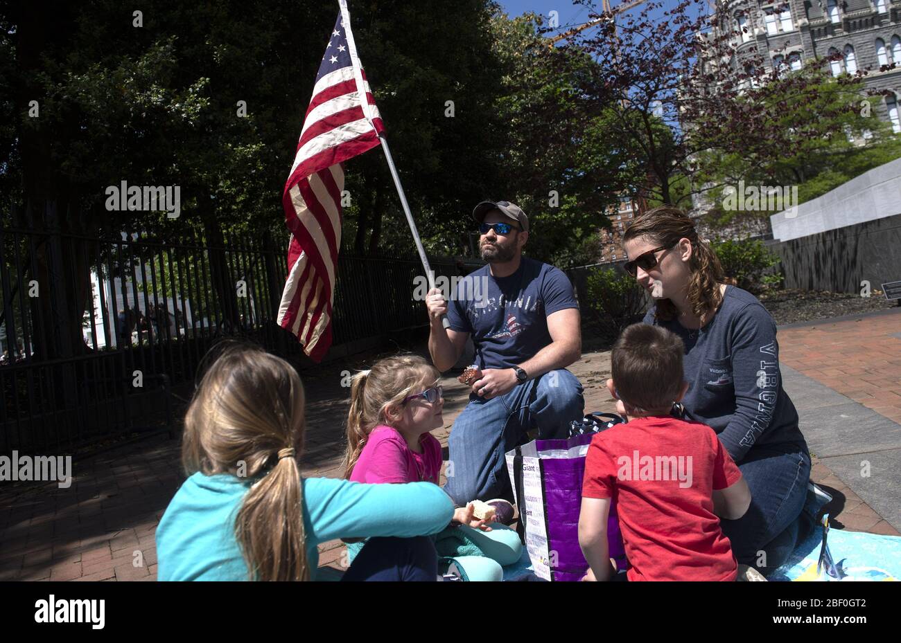 Washington, Stati Uniti. 16 Apr 2020. Persone con il gruppo riaprire Virginia tenere un pic-nic di protesta che chiede la fine del soggiorno Virginia a casa ordine messo in atto per limitare la diffusione di COVID-19, sui terreni del Campidoglio della Virginia a Richmond, Giovedi, 16 aprile 2020. Il gruppo sta chiamando Gov. Ralph Northam concluderà l'ordine esecutivo 53 con divieti di oltre 10. Foto Kevin Dietsch/UPI Credit: UPI/Alamy Live News Foto Stock