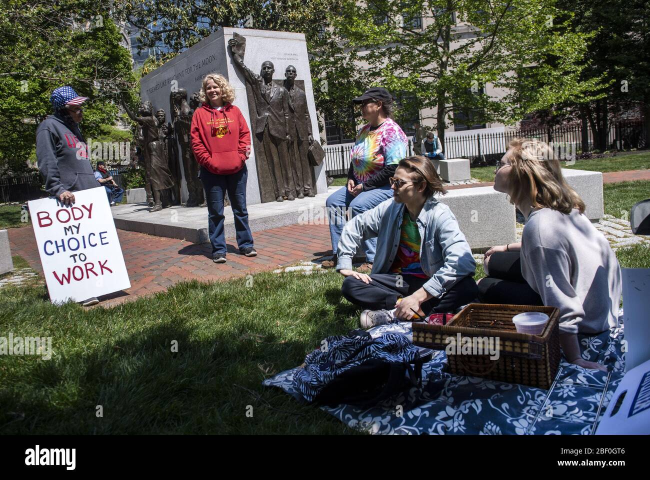 Washington, Stati Uniti. 16 Apr 2020. Persone con il gruppo riaprire Virginia tenere un pic-nic di protesta che chiede la fine del soggiorno Virginia a casa ordine messo in atto per limitare la diffusione di COVID-19, sui terreni del Campidoglio della Virginia a Richmond, Giovedi, 16 aprile 2020. Il gruppo sta chiamando Gov. Ralph Northam concluderà l'ordine esecutivo 53 con divieti di oltre 10. Foto Kevin Dietsch/UPI Credit: UPI/Alamy Live News Foto Stock