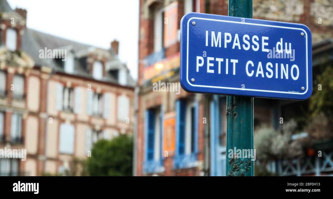 Impasse du petit casino, Honfleur, Normandia, Francia. Bel segno blu (scritta bianca). Primo piano di questo cartello di metallo, foto di alta qualità. Foto Stock