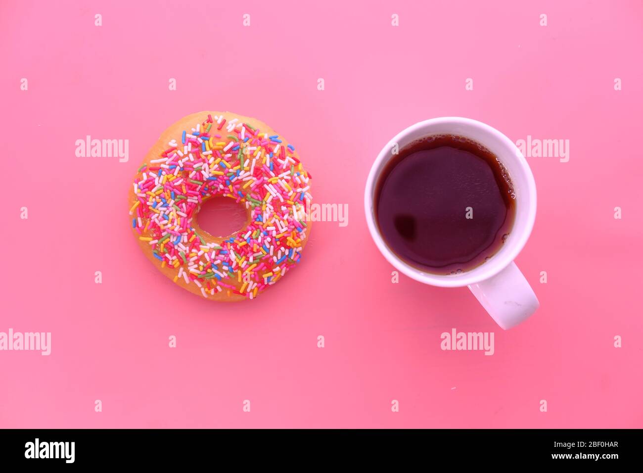 vista ad angolo alto di ciambelle e caffè sul tavolo. Foto Stock