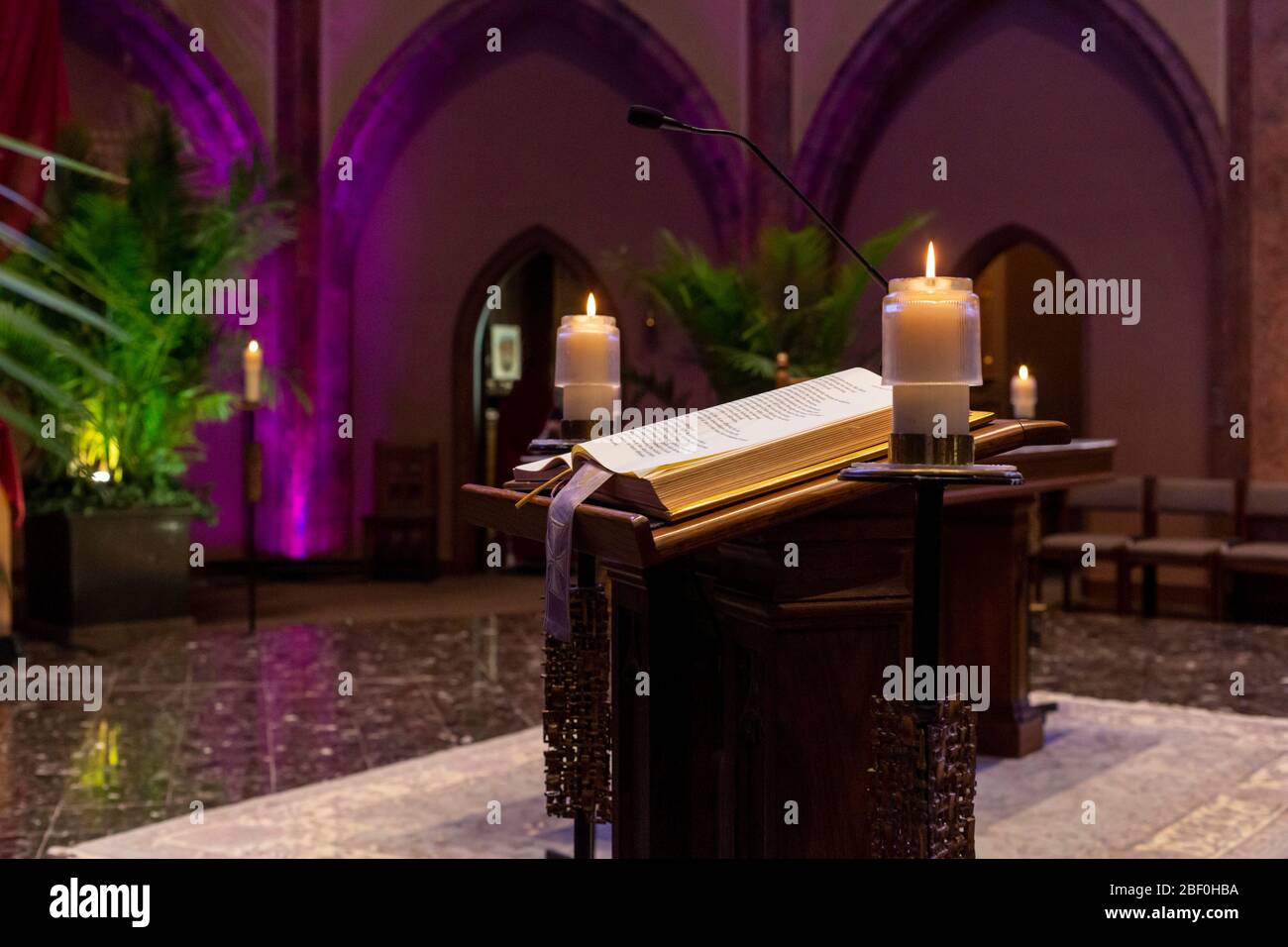 Grosse Pointe Park, Michigan - l'area del coro della chiesa cattolica di Sant'Ambrogio è pronta per l'inizio dei servizi del Venerdì Santo. Foto Stock