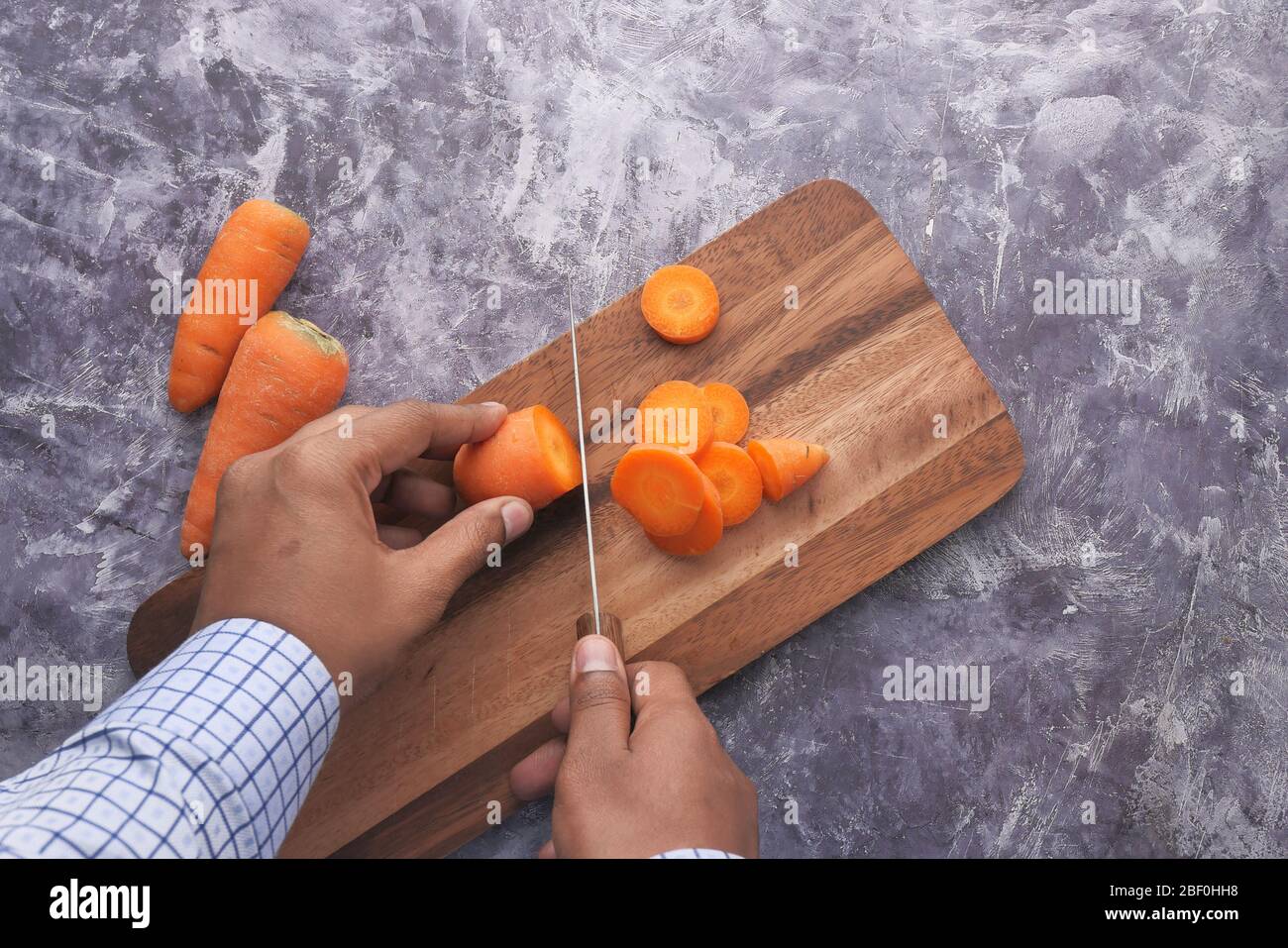 vista ad angolo alto della carota da taglio per giovani Foto Stock