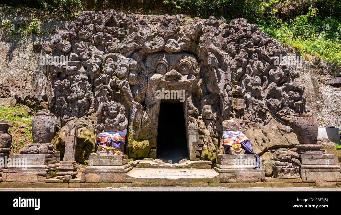 Vista panoramica orizzontale della grotta degli elefanti a Bali, Indonesia. Foto Stock