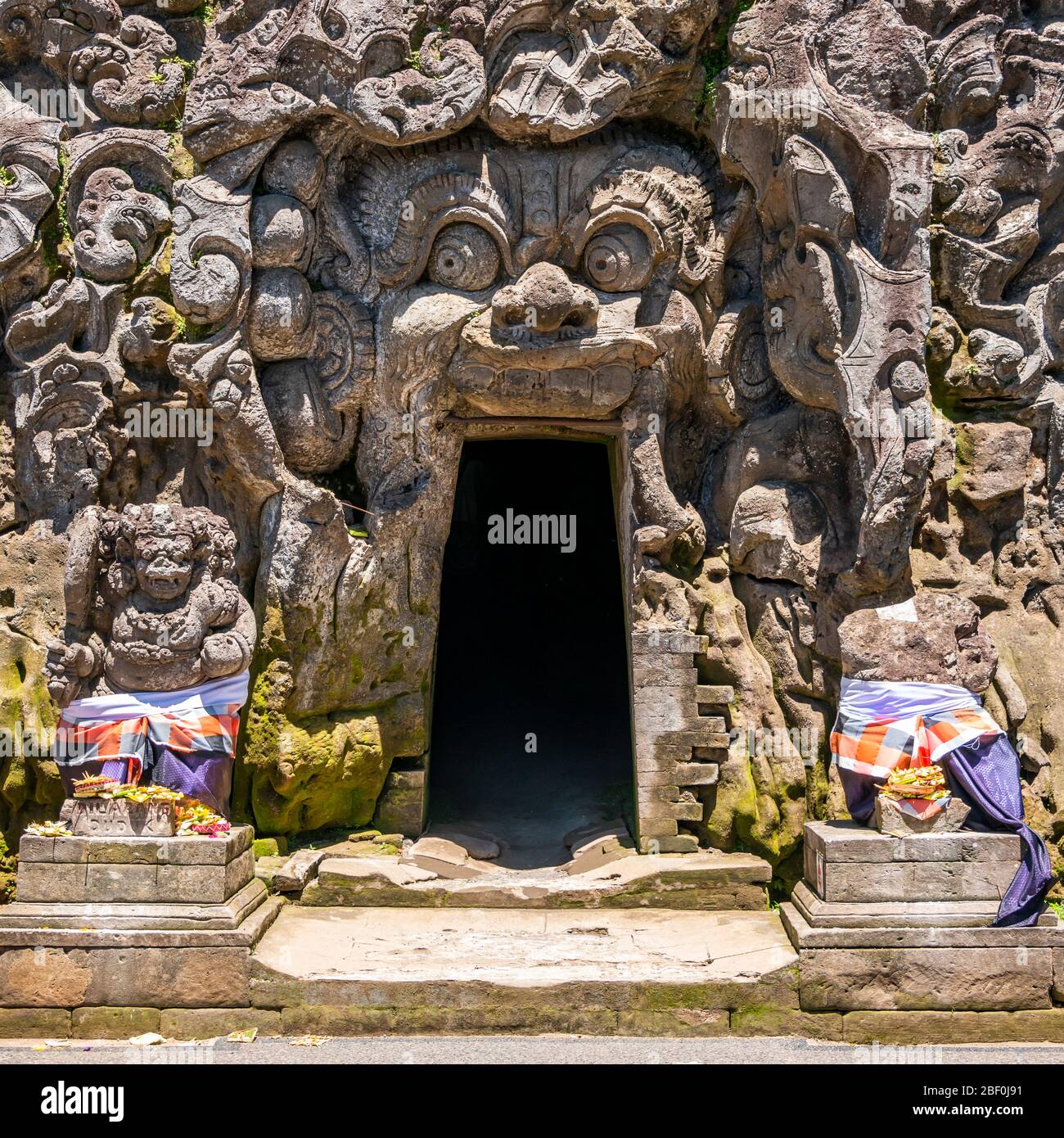 Vista quadrata della grotta degli elefanti a Bali, Indonesia. Foto Stock