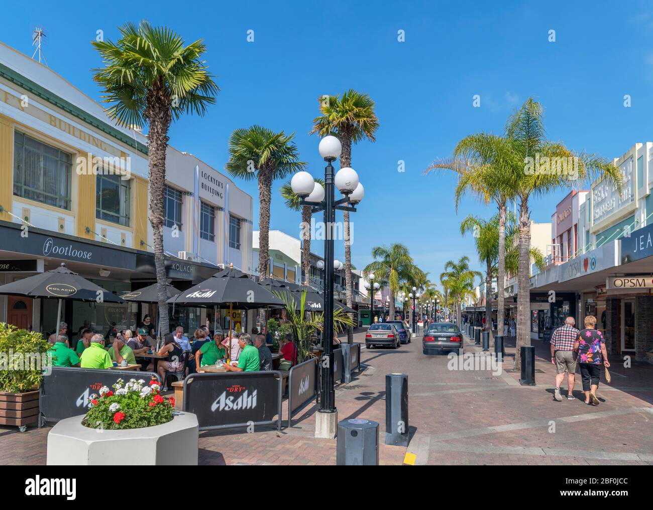 Cafe e negozi in Emerson Street nel quartiere art deco del centro di Napier, Nuova Zelanda Foto Stock