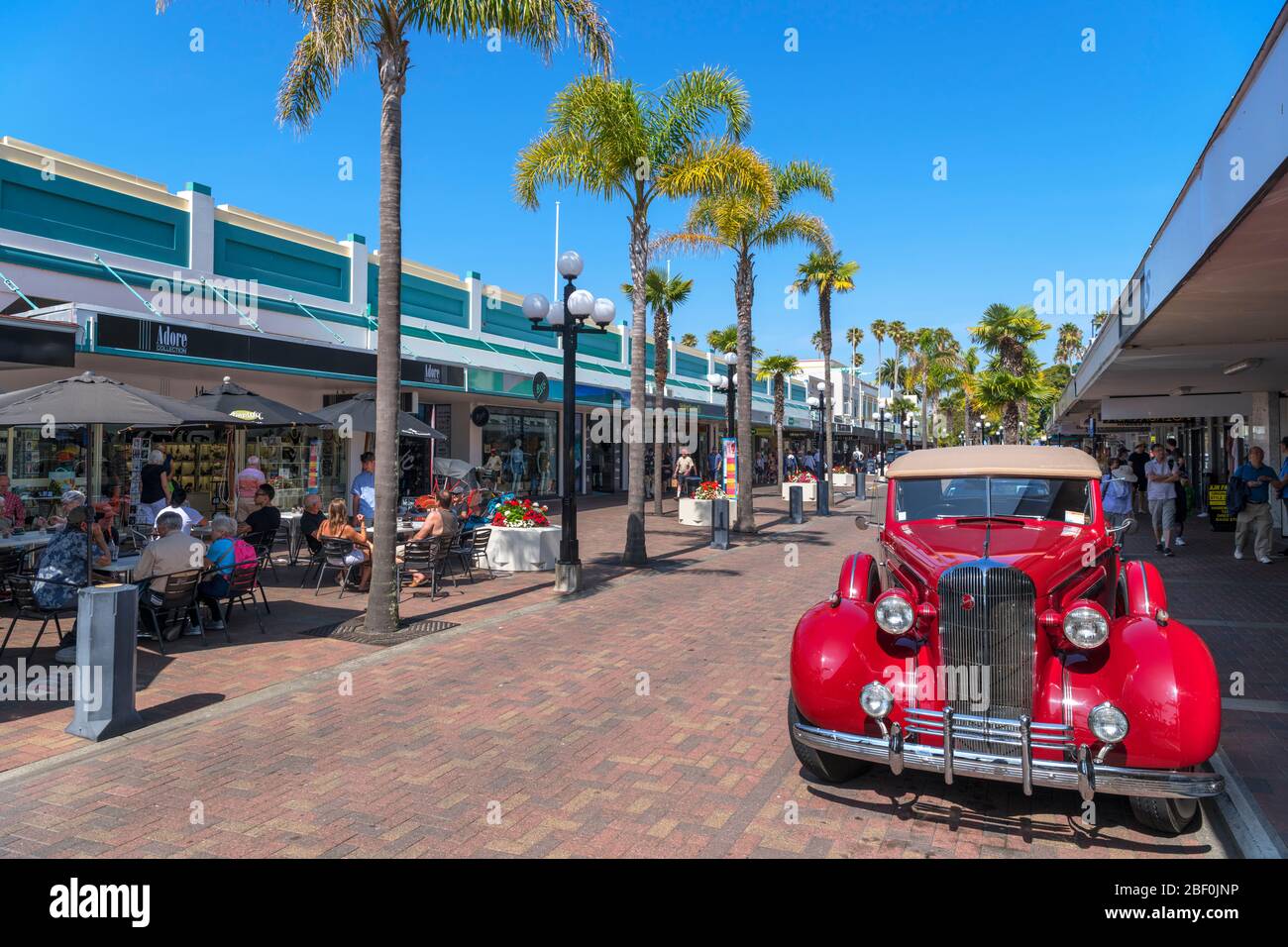 Caffè e negozi in Emerson Street nel quartiere art deco del centro di Napier, Nuova Zelanda Foto Stock