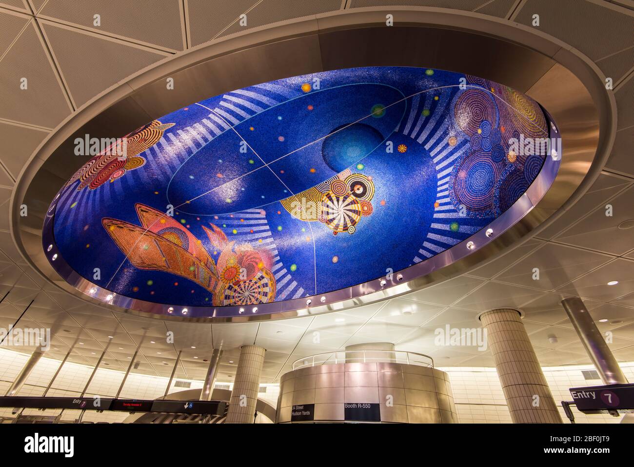 Mosaico colorato di vetro alla 34th Street - stazione della metropolitana di Hudson Yards, Manhattan, New York, USA Foto Stock